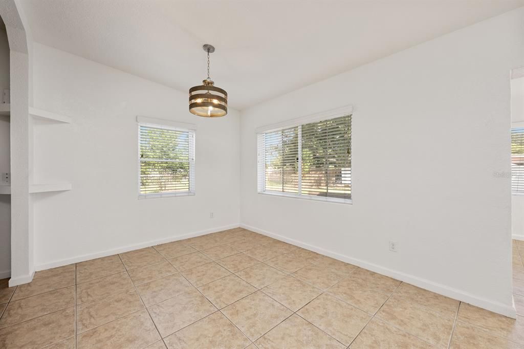 Под контрактом: $350,000 (4 спален, 3 ванн, 1780 Квадратных фут)