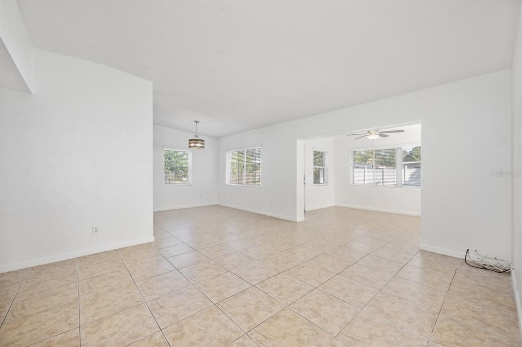 Под контрактом: $350,000 (4 спален, 3 ванн, 1780 Квадратных фут)