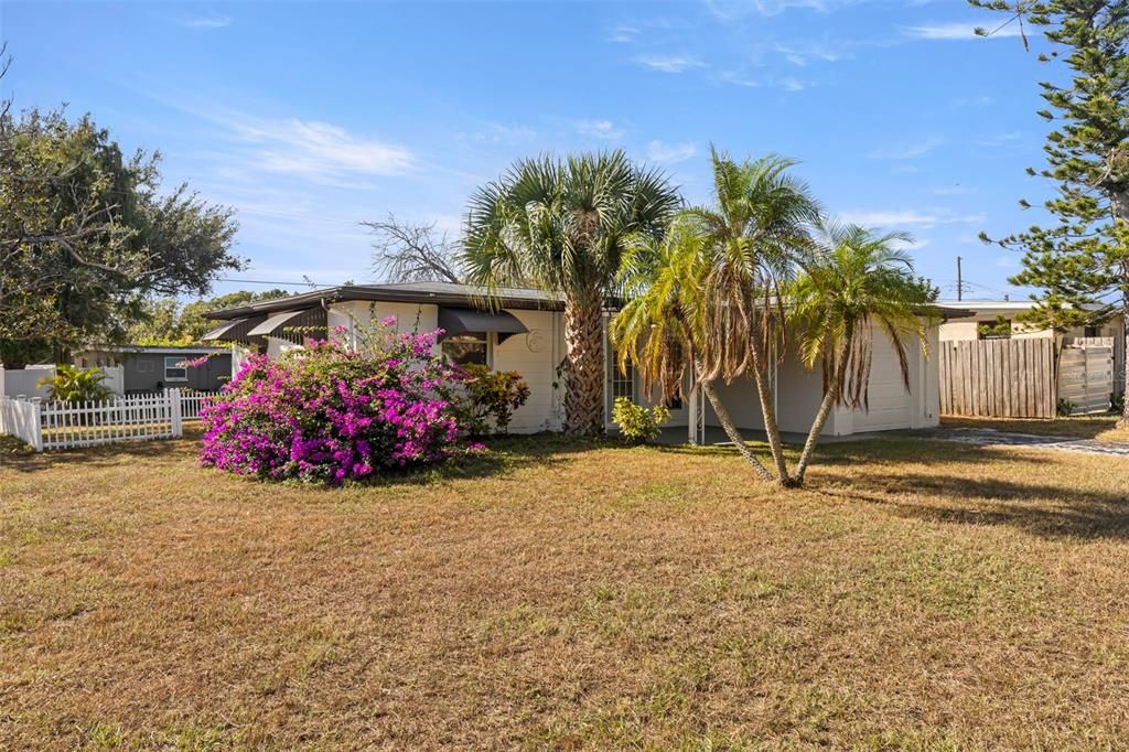 合同活跃: $279,000 (2 贝兹, 1 浴室, 879 平方英尺)