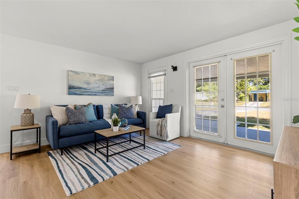 合同活跃: $279,000 (2 贝兹, 1 浴室, 879 平方英尺)