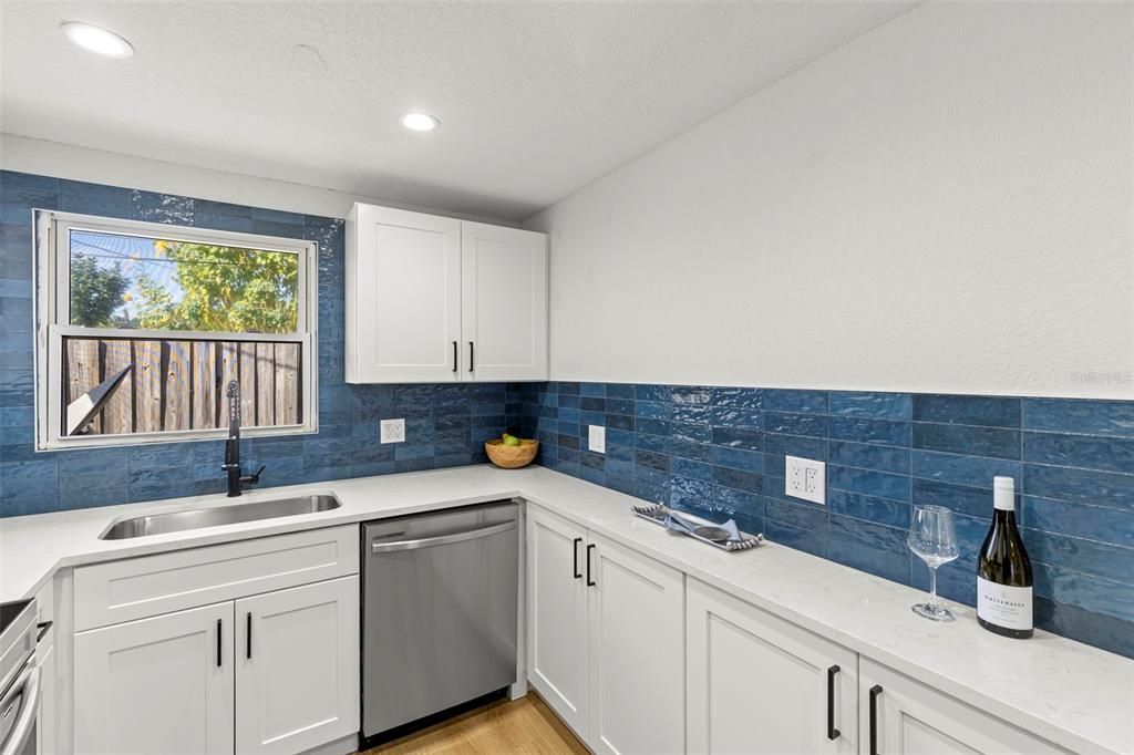 合同活跃: $279,000 (2 贝兹, 1 浴室, 879 平方英尺)