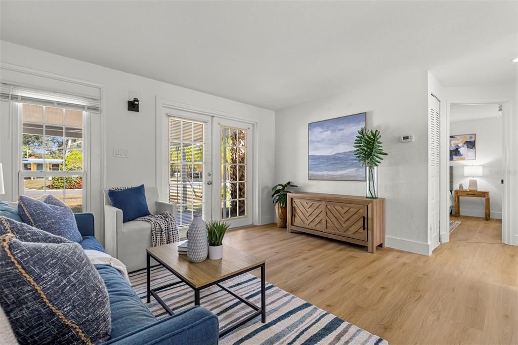 合同活跃: $279,000 (2 贝兹, 1 浴室, 879 平方英尺)