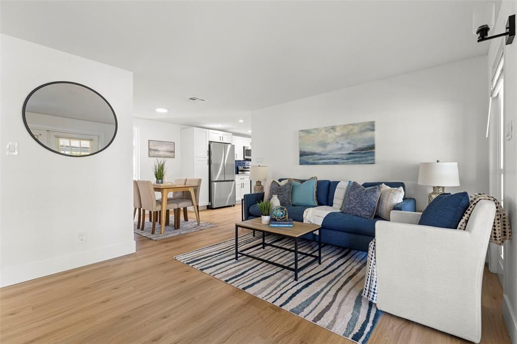 合同活跃: $279,000 (2 贝兹, 1 浴室, 879 平方英尺)