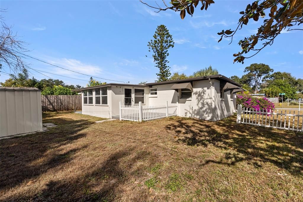 合同活跃: $279,000 (2 贝兹, 1 浴室, 879 平方英尺)