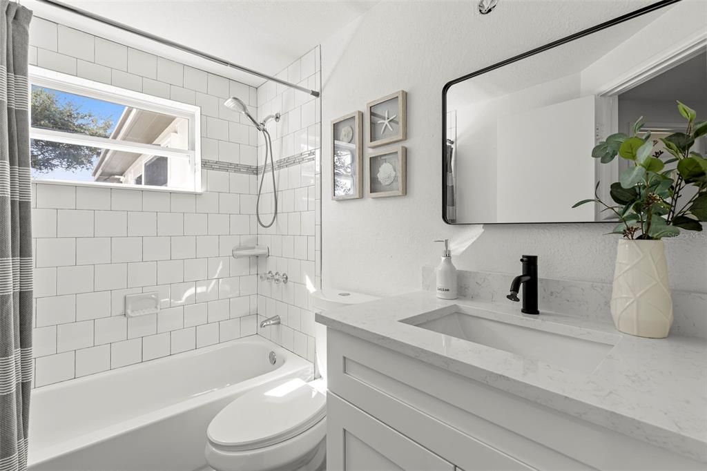 合同活跃: $279,000 (2 贝兹, 1 浴室, 879 平方英尺)