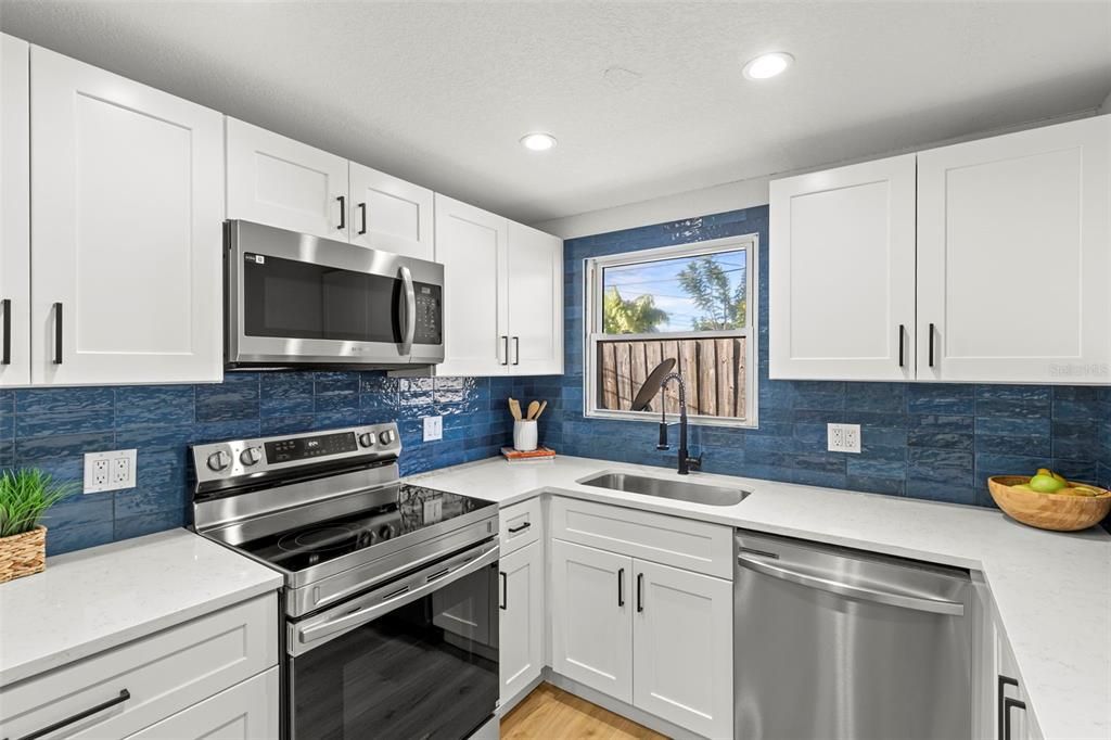 合同活跃: $279,000 (2 贝兹, 1 浴室, 879 平方英尺)