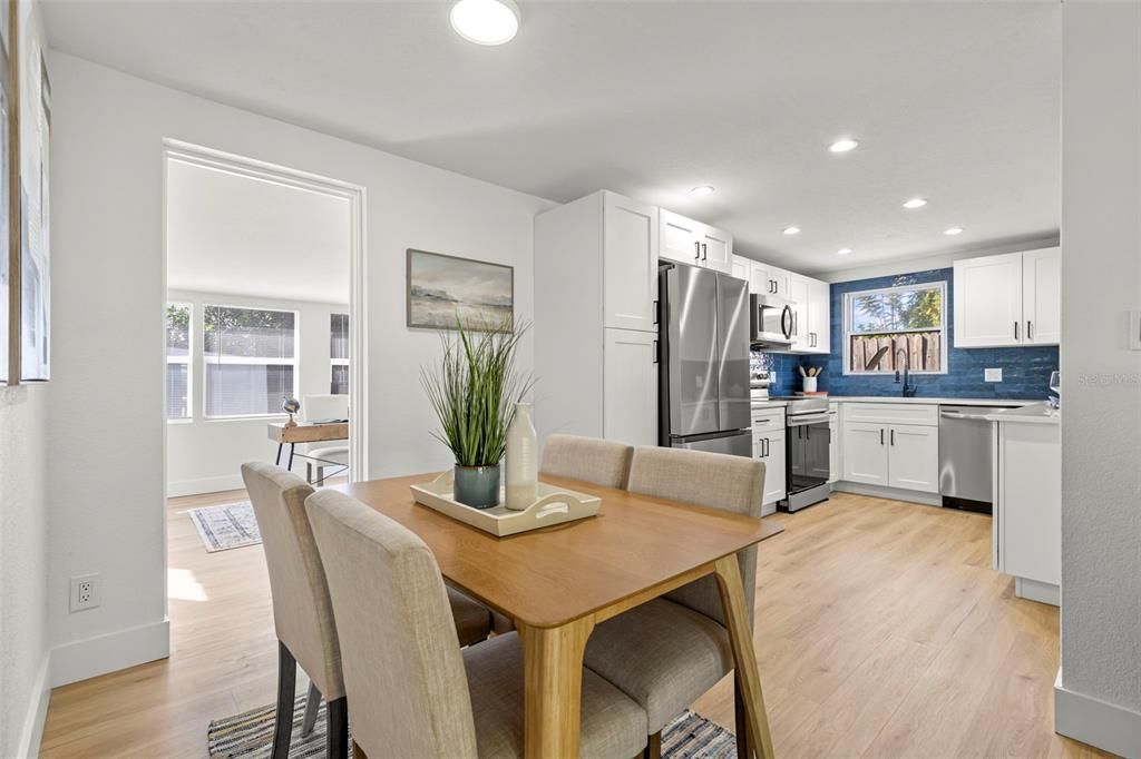 合同活跃: $279,000 (2 贝兹, 1 浴室, 879 平方英尺)