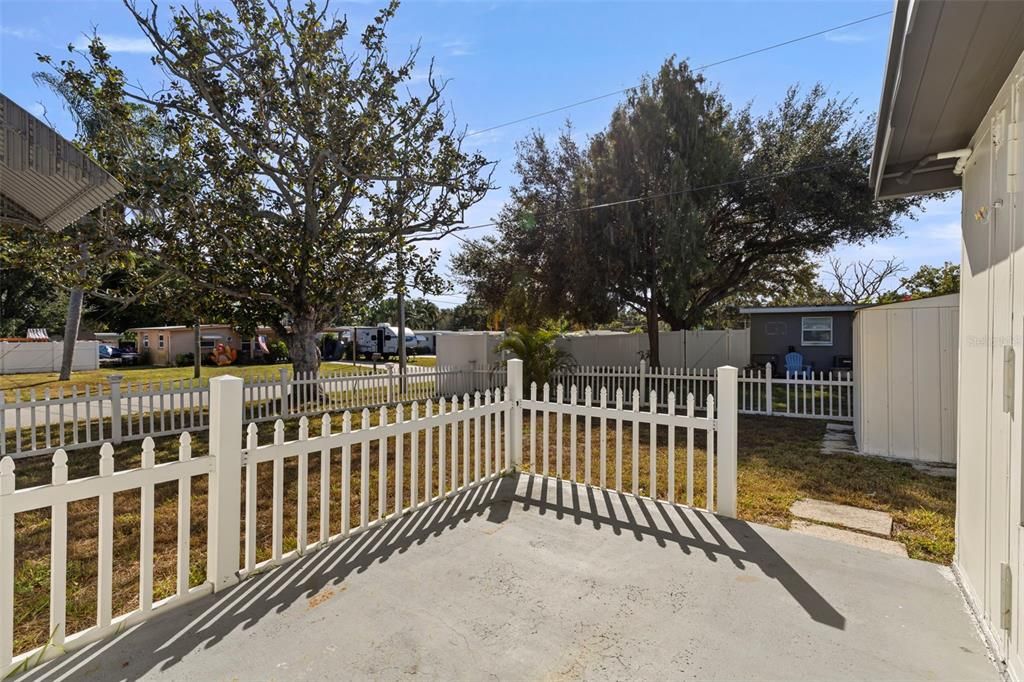 合同活跃: $279,000 (2 贝兹, 1 浴室, 879 平方英尺)