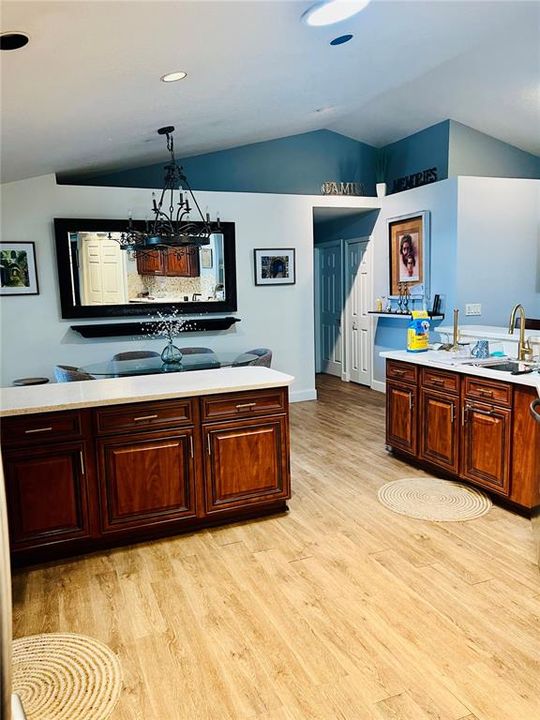 出租: $2,300 (5 贝兹, 2 浴室, 2010 平方英尺)