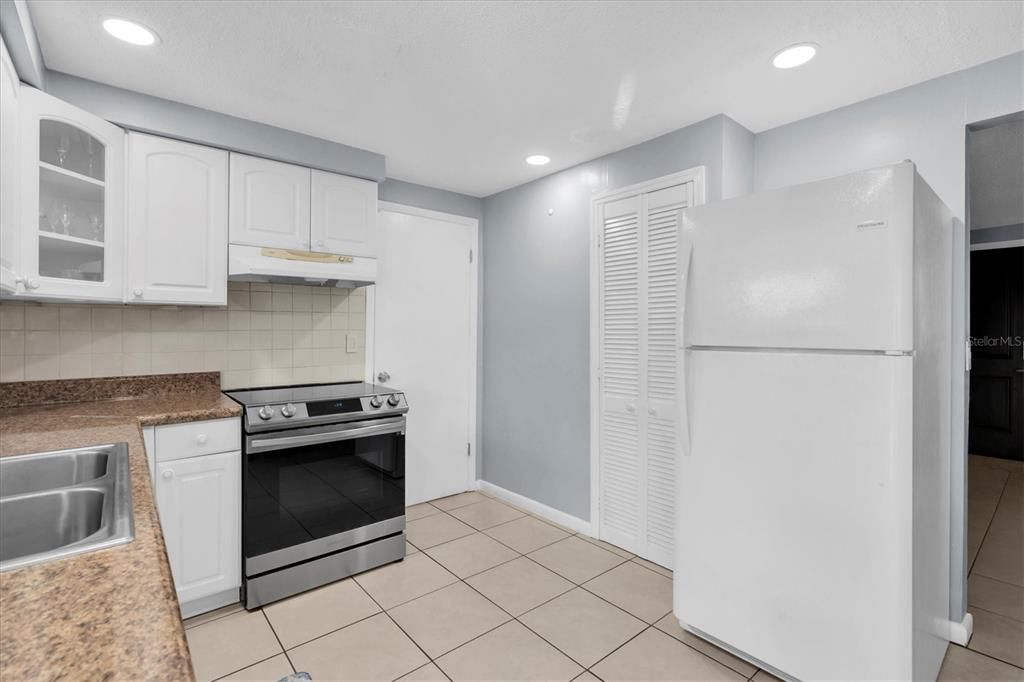 Active With Contract: $360,000 (3 beds, 1 baths, 940 Square Feet)