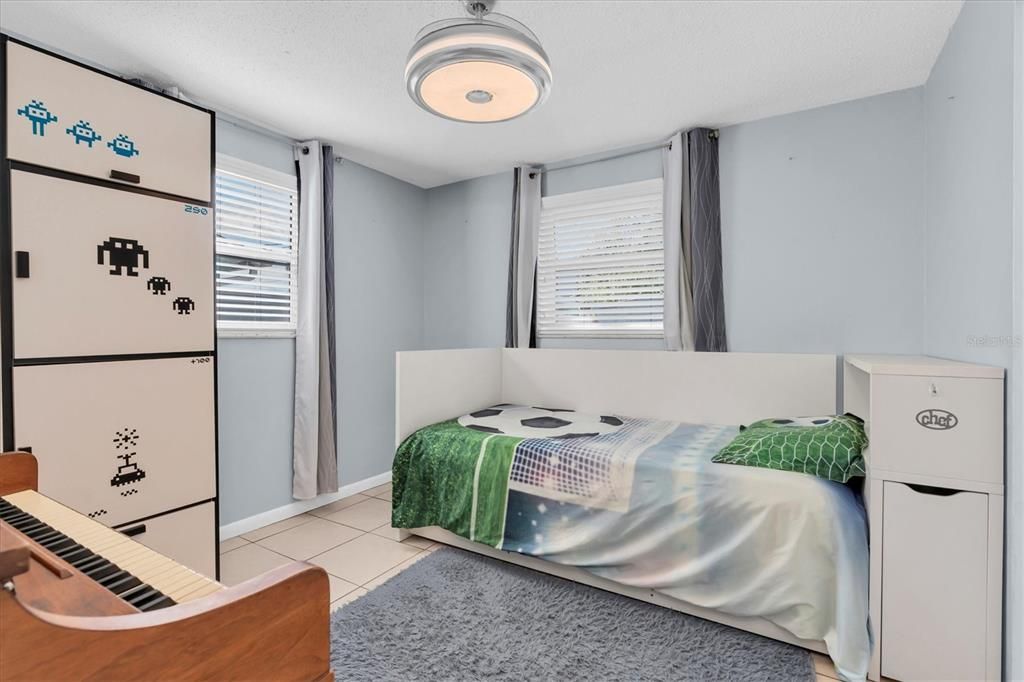 Active With Contract: $360,000 (3 beds, 1 baths, 940 Square Feet)