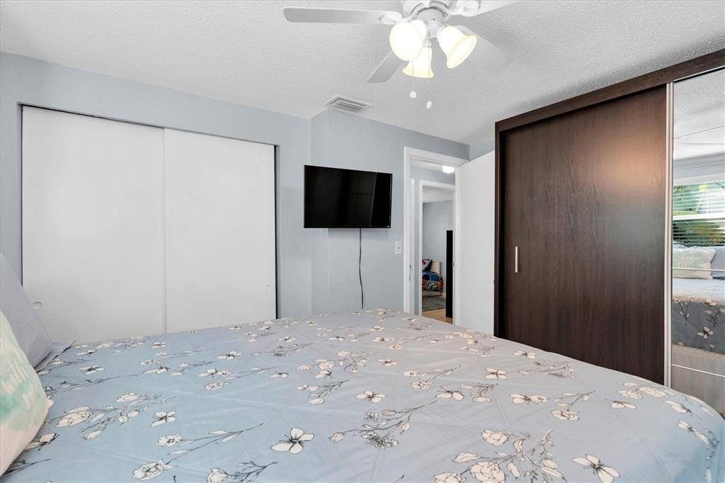 Active With Contract: $360,000 (3 beds, 1 baths, 940 Square Feet)