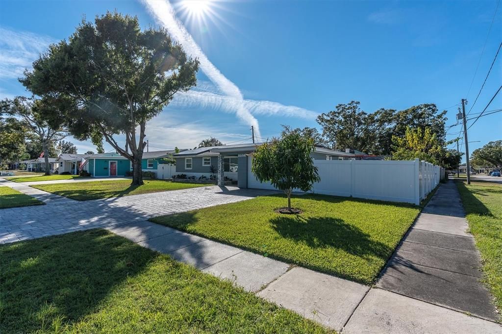 Active With Contract: $360,000 (3 beds, 1 baths, 940 Square Feet)