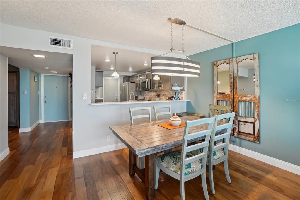 На продажу: $449,900 (2 спален, 2 ванн, 1300 Квадратных фут)