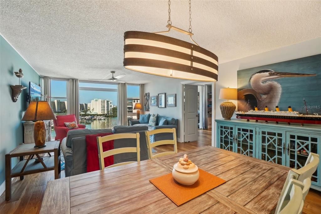 На продажу: $449,900 (2 спален, 2 ванн, 1300 Квадратных фут)