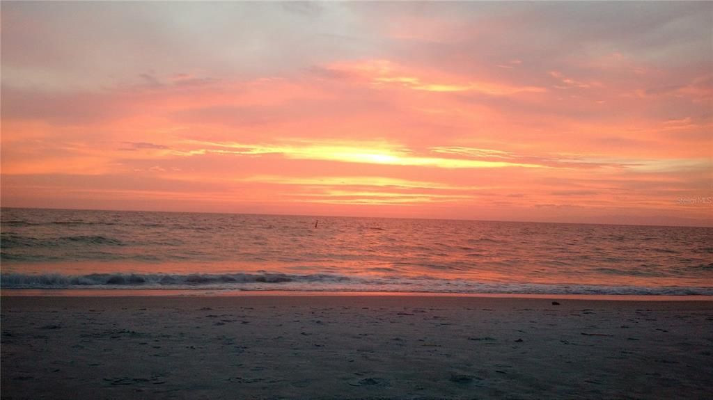 На продажу: $449,900 (2 спален, 2 ванн, 1300 Квадратных фут)