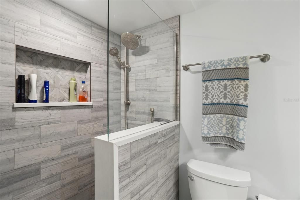 На продажу: $449,900 (2 спален, 2 ванн, 1300 Квадратных фут)