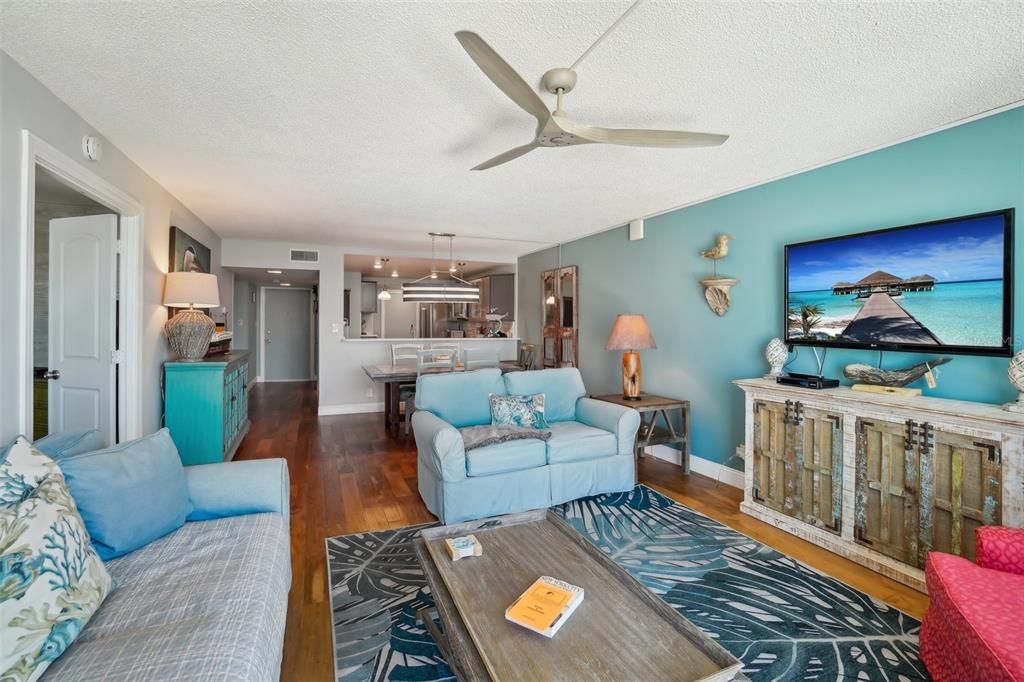 На продажу: $449,900 (2 спален, 2 ванн, 1300 Квадратных фут)