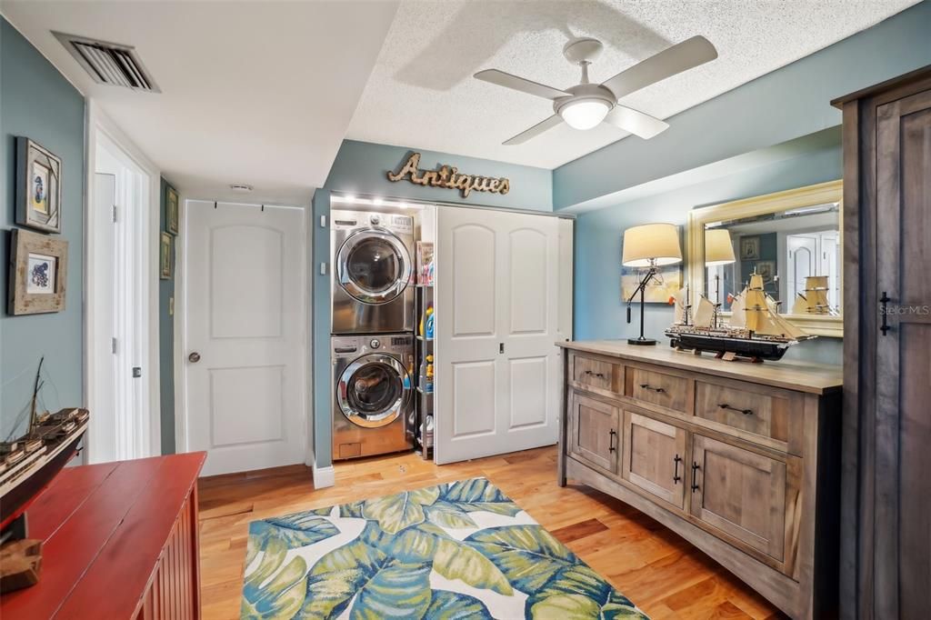 На продажу: $449,900 (2 спален, 2 ванн, 1300 Квадратных фут)