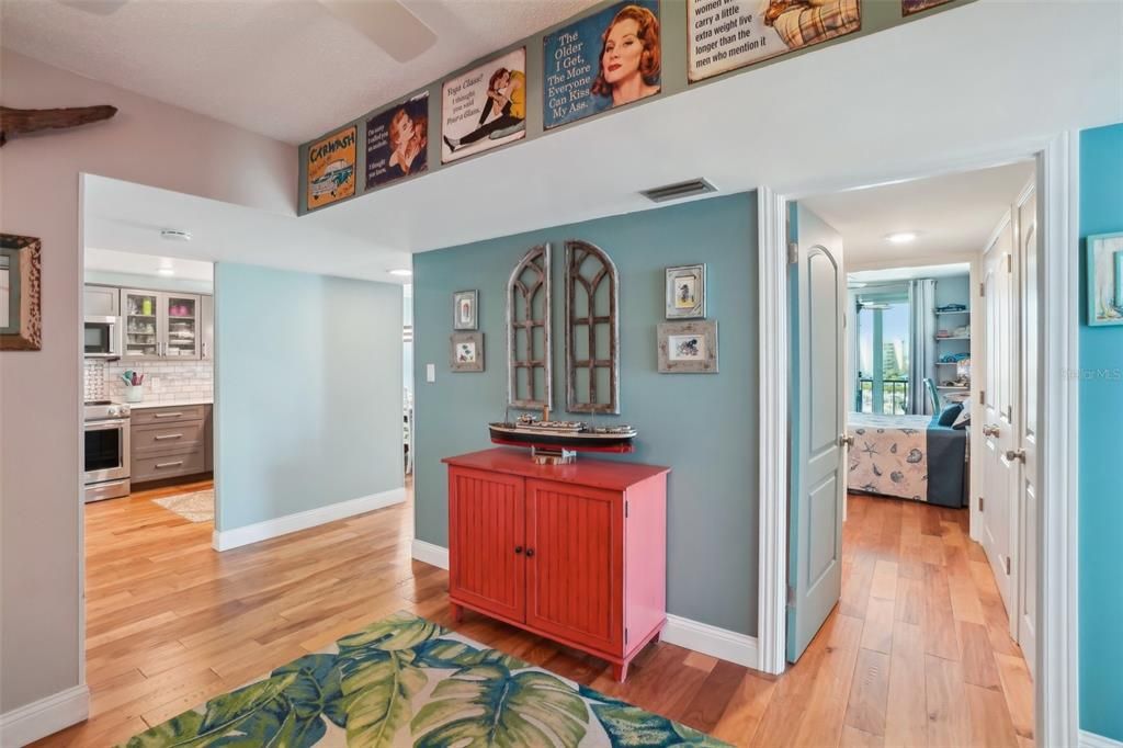 На продажу: $449,900 (2 спален, 2 ванн, 1300 Квадратных фут)