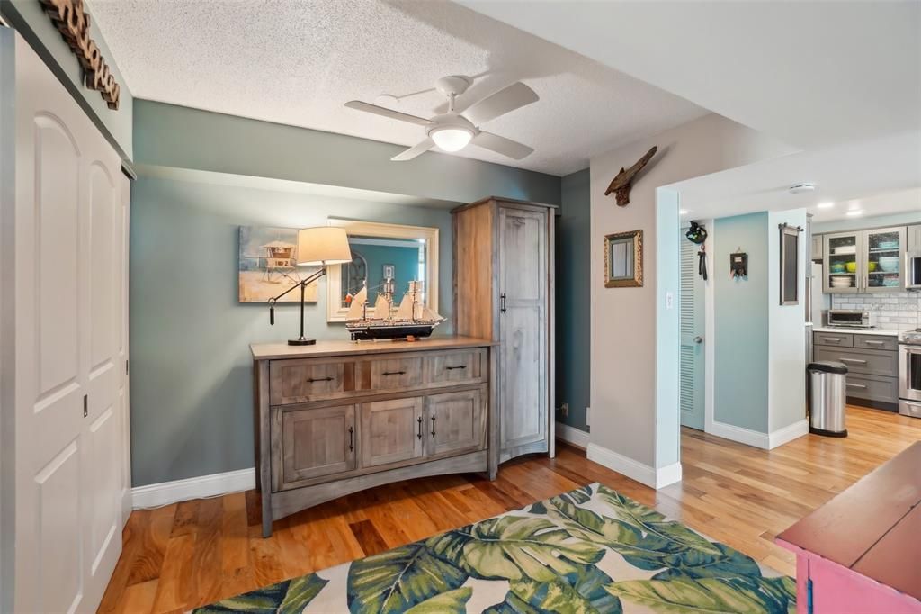 На продажу: $449,900 (2 спален, 2 ванн, 1300 Квадратных фут)