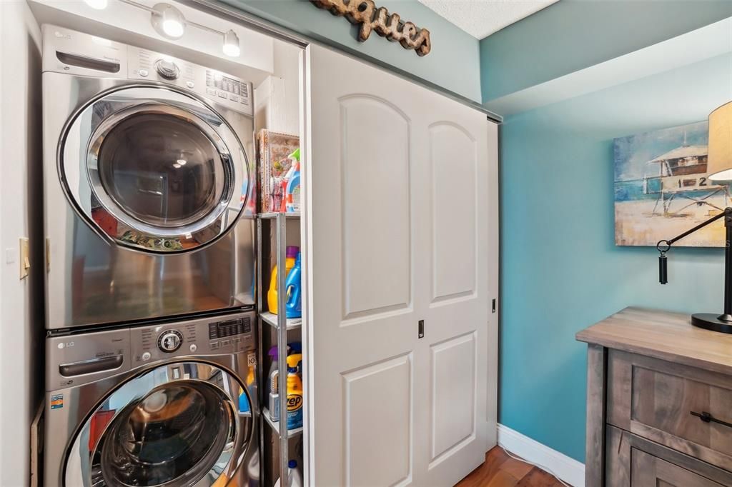 На продажу: $449,900 (2 спален, 2 ванн, 1300 Квадратных фут)