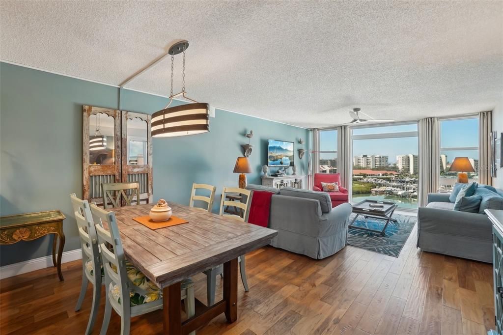 На продажу: $449,900 (2 спален, 2 ванн, 1300 Квадратных фут)