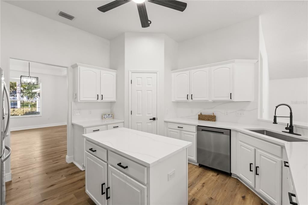 En Venta: $489,900 (3 camas, 2 baños, 2579 Pies cuadrados)