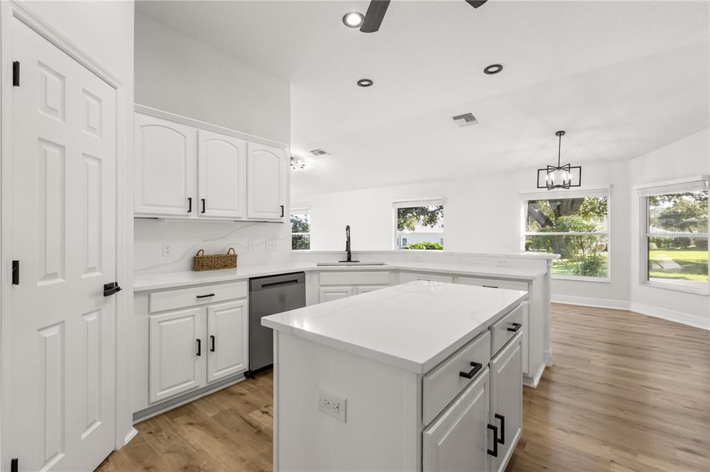 En Venta: $489,900 (3 camas, 2 baños, 2579 Pies cuadrados)