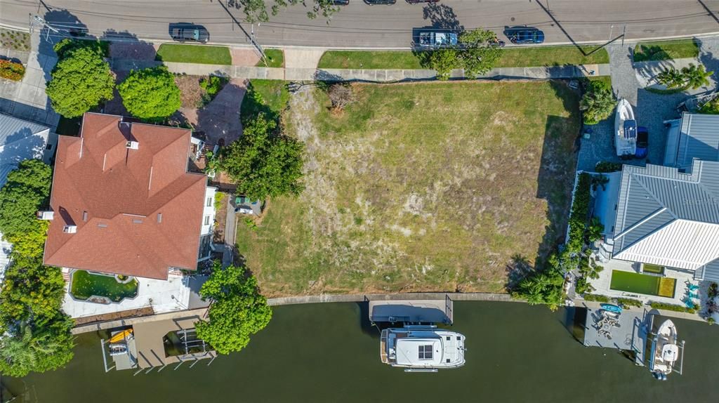 En Venta: $3,500,000 (0.19 acres)