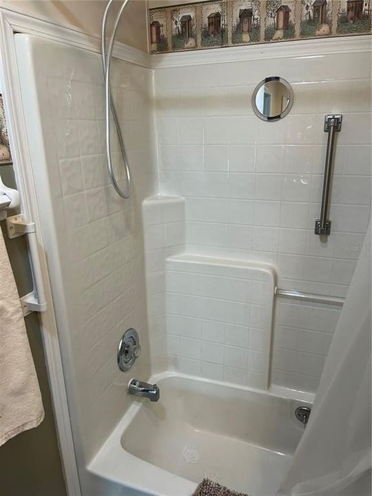 Activo con contrato: $285,000 (3 camas, 2 baños, 1852 Pies cuadrados)