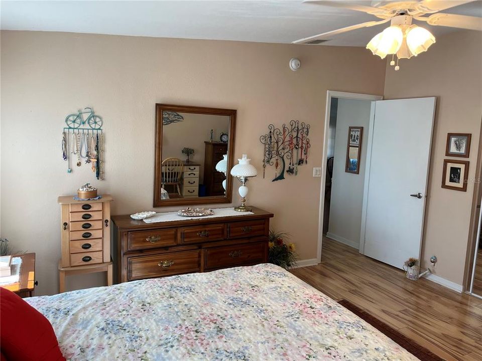 Activo con contrato: $285,000 (3 camas, 2 baños, 1852 Pies cuadrados)