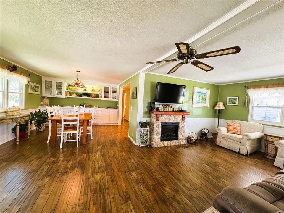 待售: $199,900 (2 贝兹, 2 浴室, 1360 平方英尺)