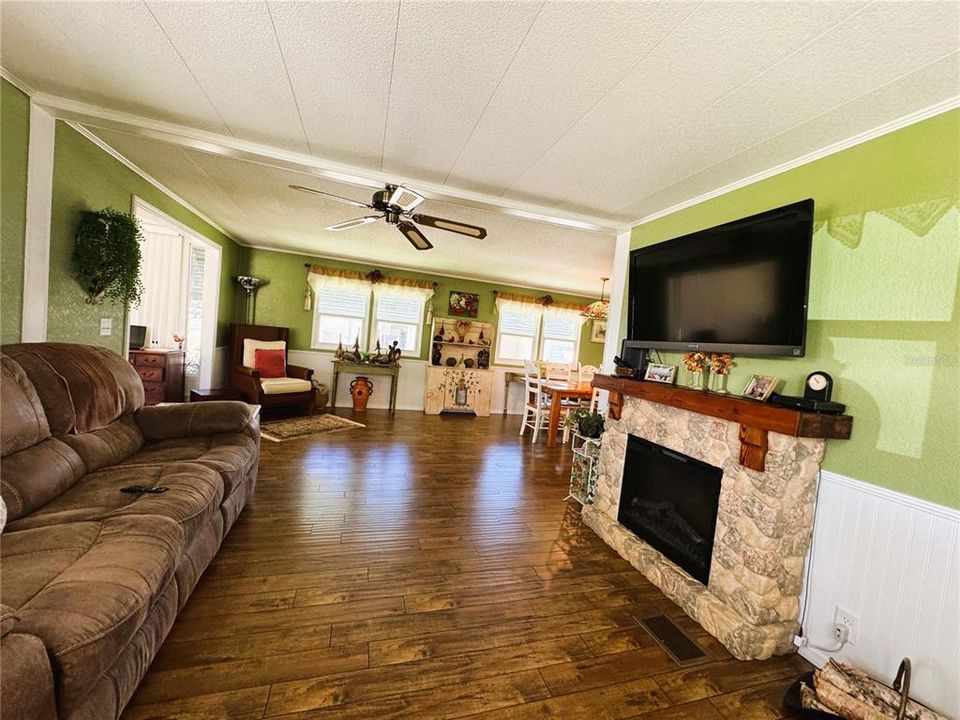 待售: $199,900 (2 贝兹, 2 浴室, 1360 平方英尺)