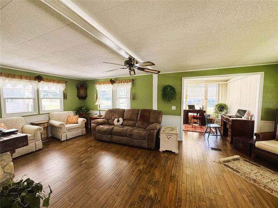 待售: $199,900 (2 贝兹, 2 浴室, 1360 平方英尺)