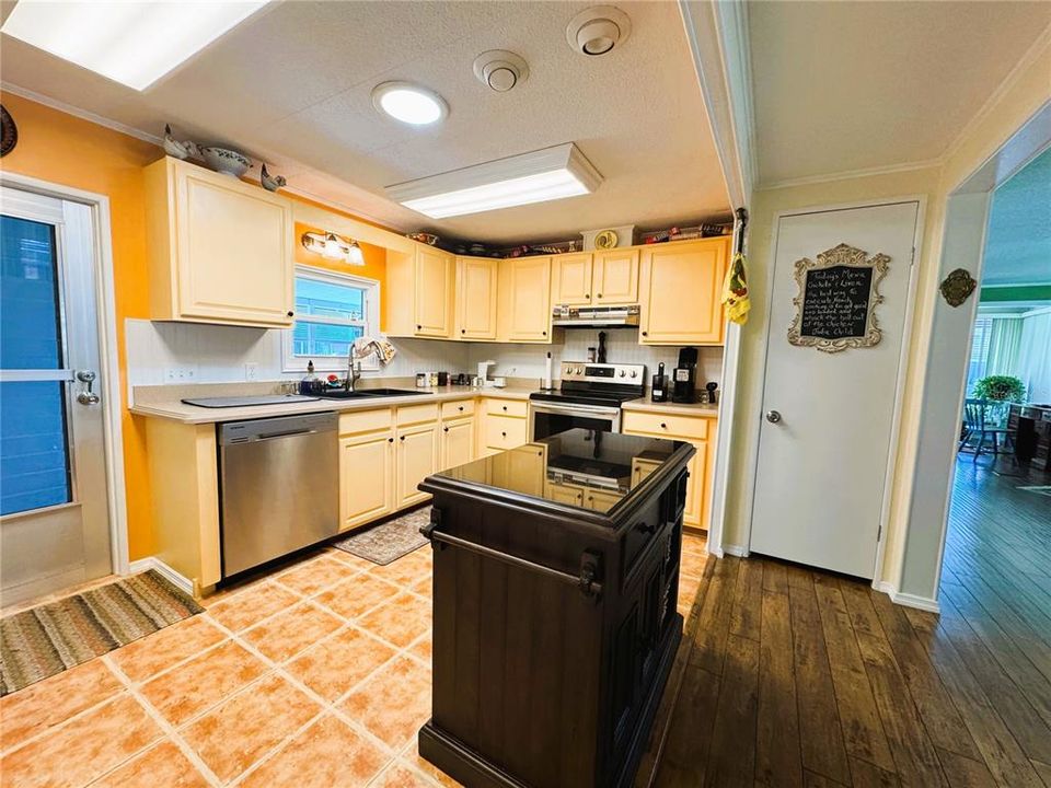 待售: $199,900 (2 贝兹, 2 浴室, 1360 平方英尺)