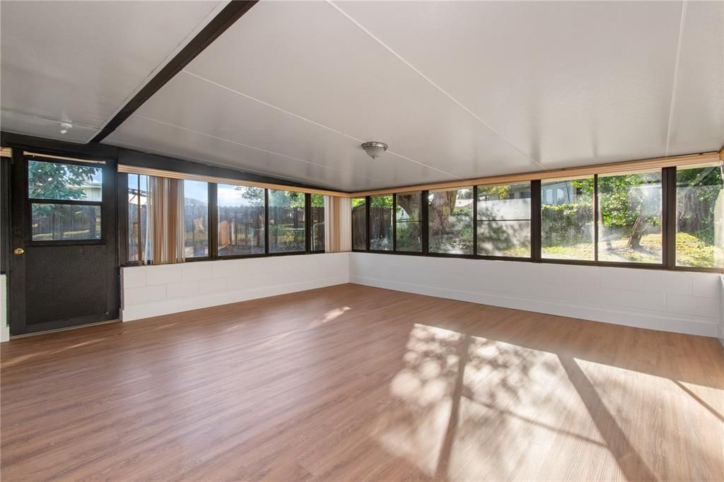 Activo con contrato: $389,900 (3 camas, 2 baños, 1600 Pies cuadrados)