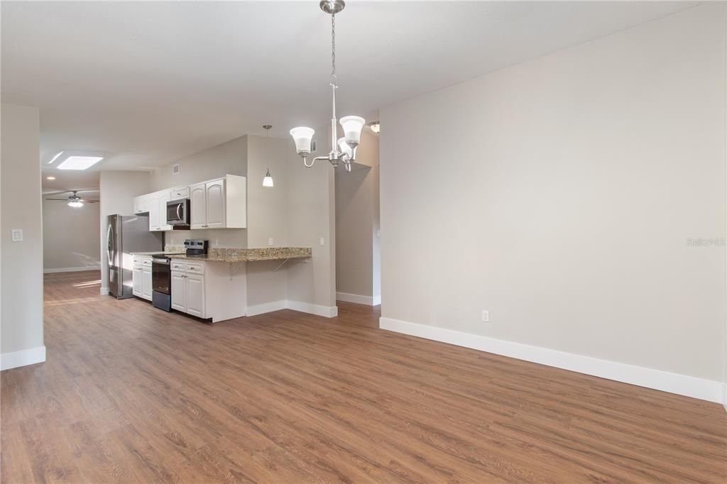 Activo con contrato: $389,900 (3 camas, 2 baños, 1600 Pies cuadrados)