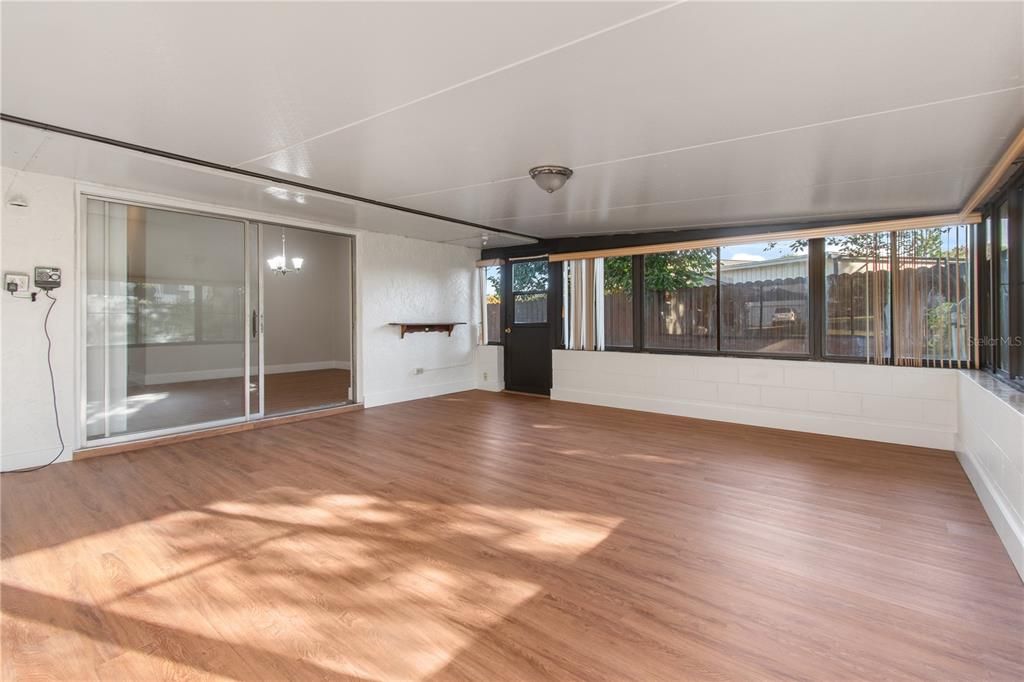 Activo con contrato: $389,900 (3 camas, 2 baños, 1600 Pies cuadrados)