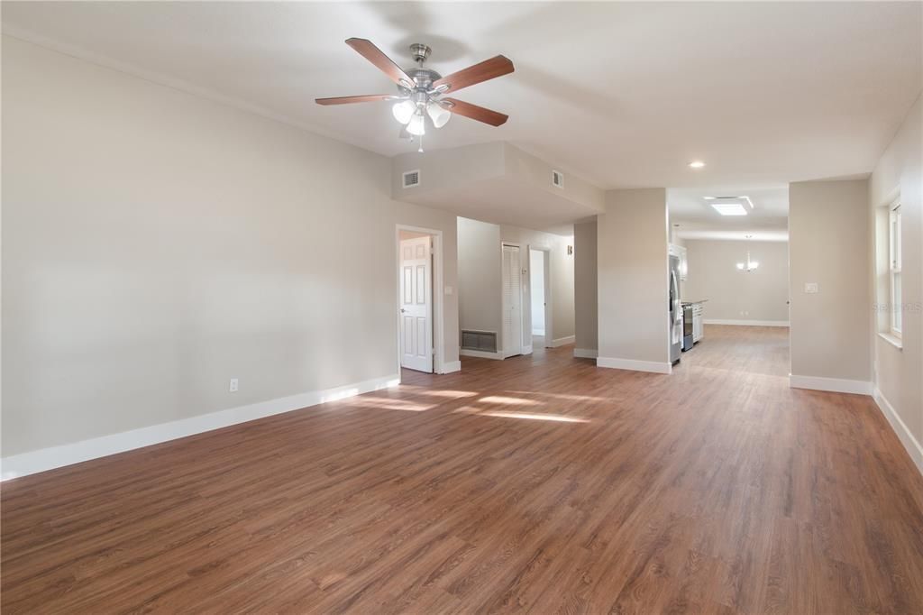 Activo con contrato: $389,900 (3 camas, 2 baños, 1600 Pies cuadrados)