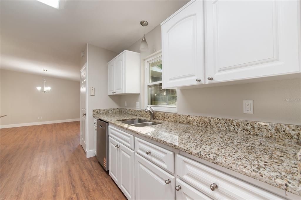 Activo con contrato: $389,900 (3 camas, 2 baños, 1600 Pies cuadrados)