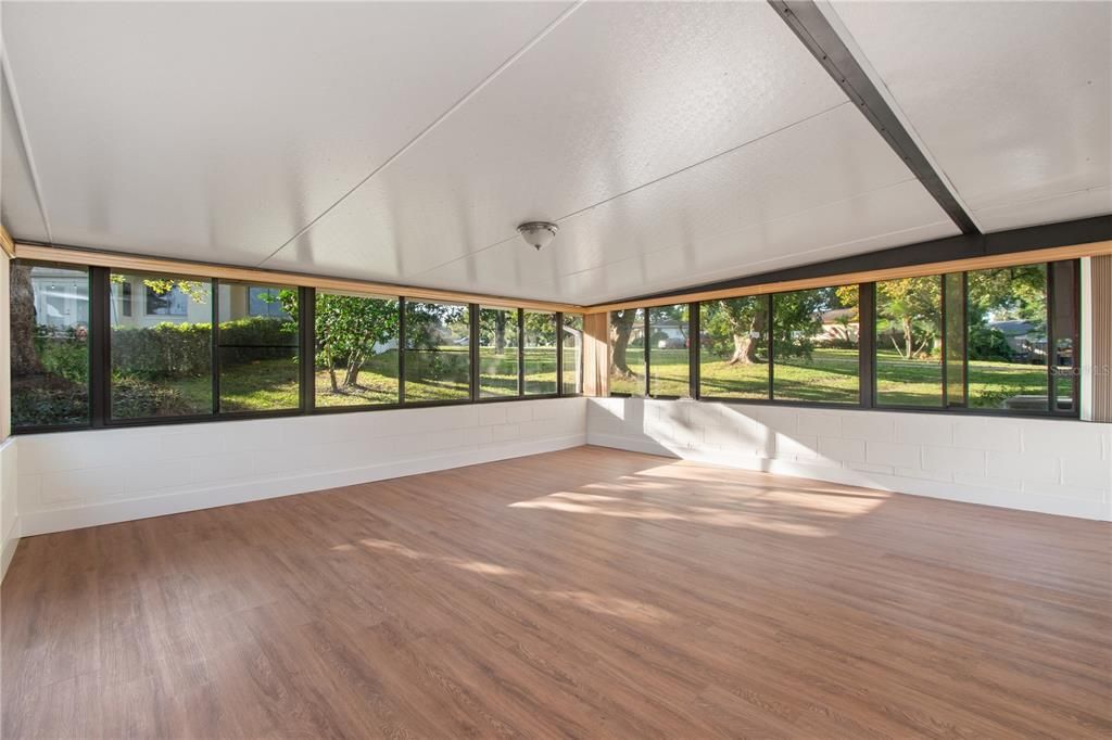 Activo con contrato: $389,900 (3 camas, 2 baños, 1600 Pies cuadrados)