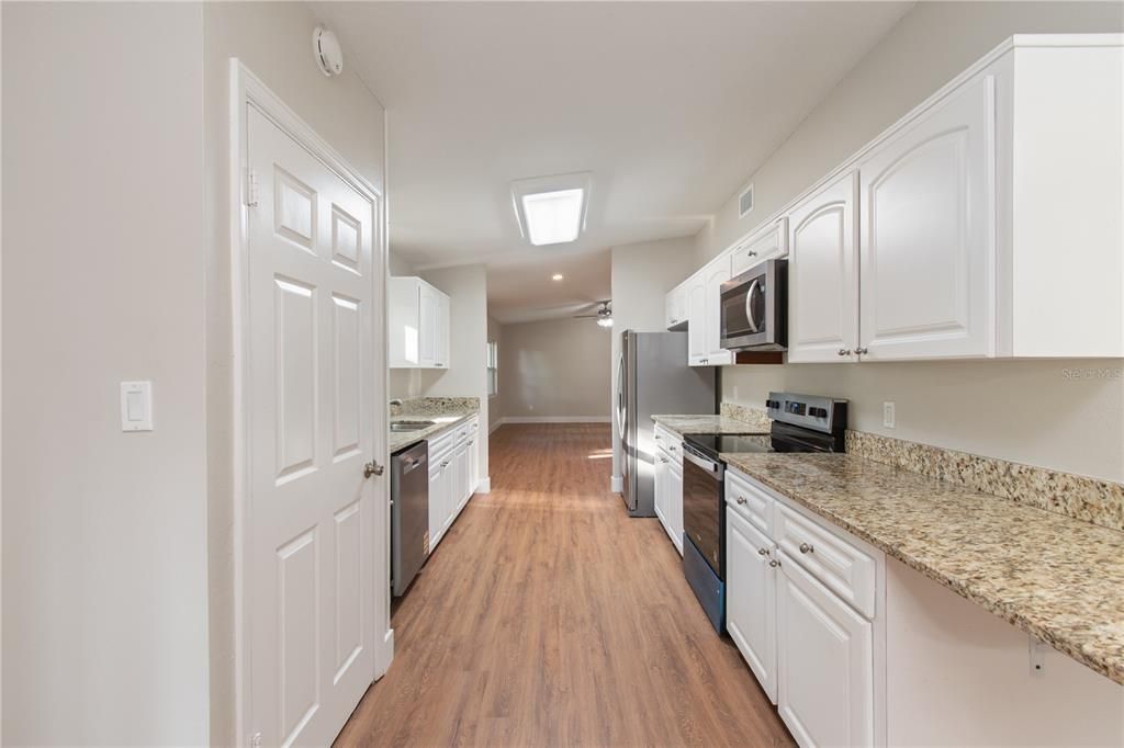 Activo con contrato: $389,900 (3 camas, 2 baños, 1600 Pies cuadrados)