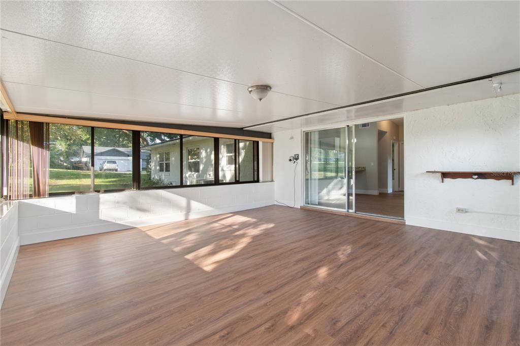 Activo con contrato: $389,900 (3 camas, 2 baños, 1600 Pies cuadrados)