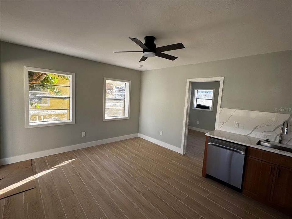 出租: $1,750 (1 贝兹, 1 浴室, 375 平方英尺)