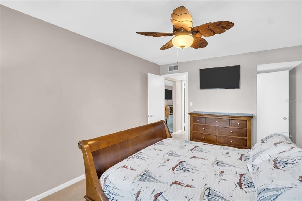 For Sale: $210,000 (1 beds, 1 baths, 1145 Square Feet)