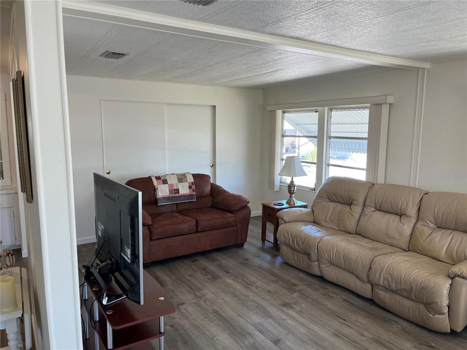 待售: $170,000 (2 贝兹, 2 浴室, 1152 平方英尺)