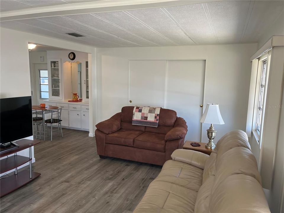 待售: $170,000 (2 贝兹, 2 浴室, 1152 平方英尺)