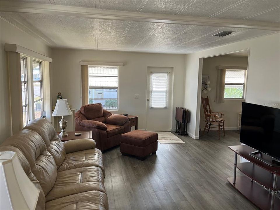 待售: $170,000 (2 贝兹, 2 浴室, 1152 平方英尺)