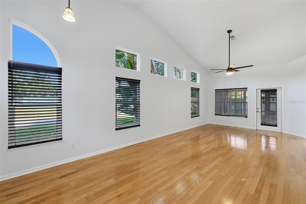 En Venta: $370,000 (3 camas, 2 baños, 1642 Pies cuadrados)